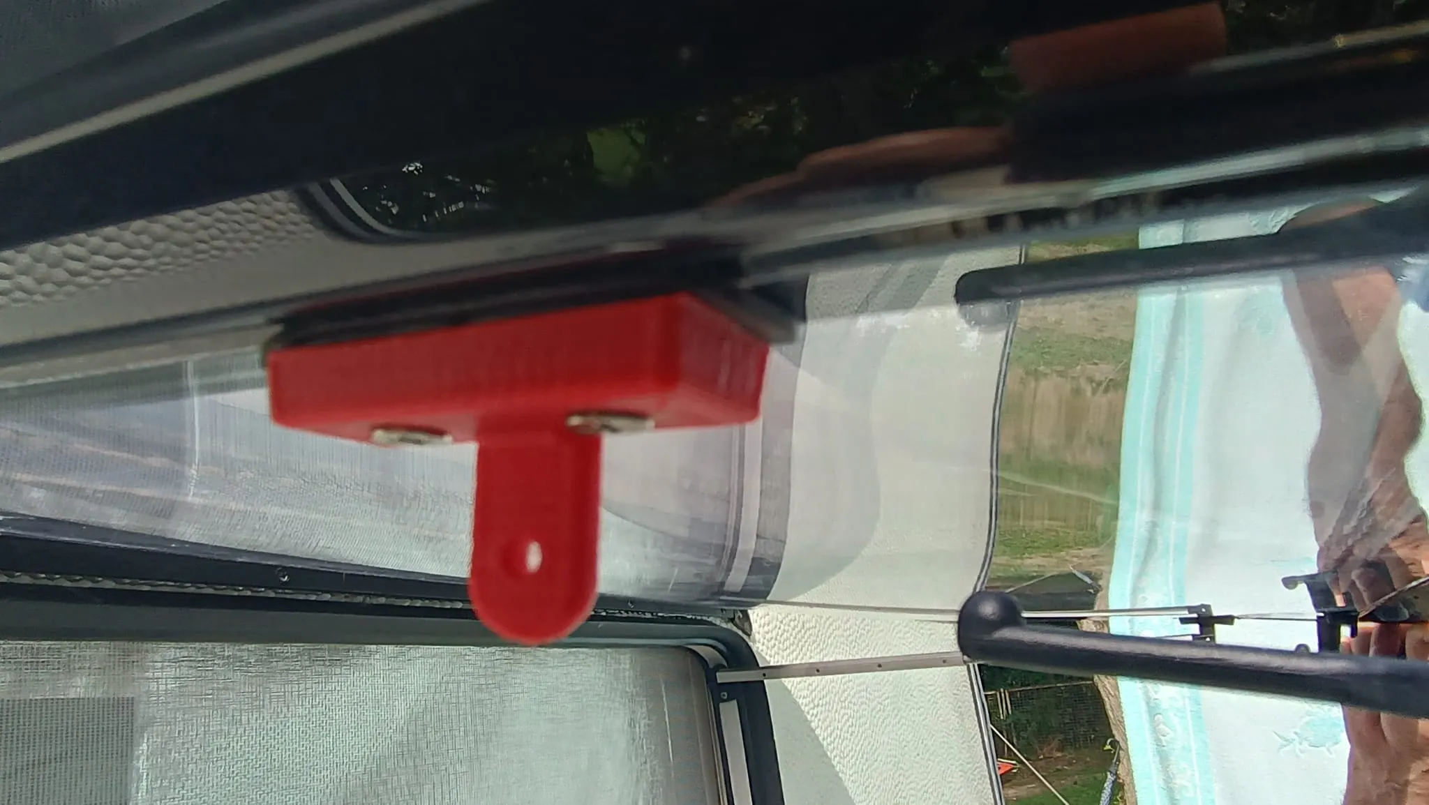 Giá đỡ cửa sổ cho xe caravan và xe hơi