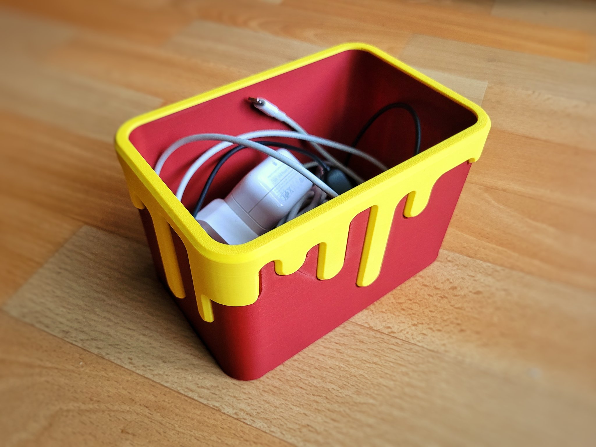 Hộp sạc lớn không tay cầm với thiết kế nhỏ giọt