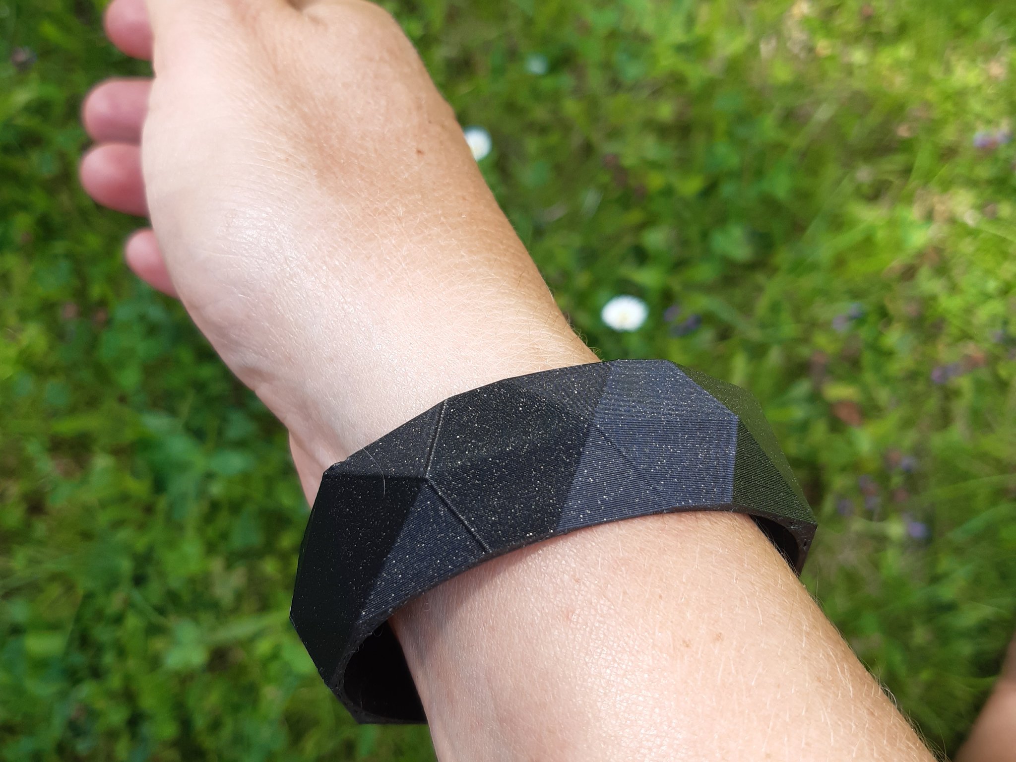 Vòng tay low poly đơn giản cho tay nhỏ