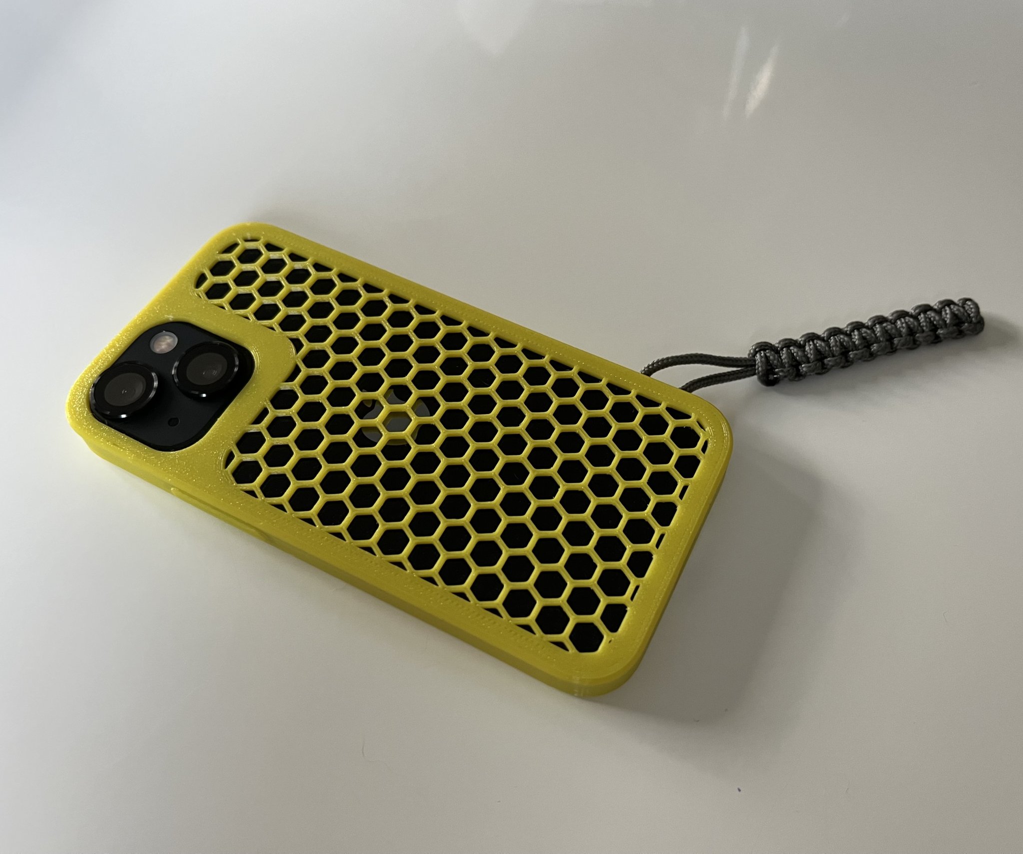 Ốp lưng iPhone 13 Mini có lỗ treo dây đeo và thiết kế hình lụ...