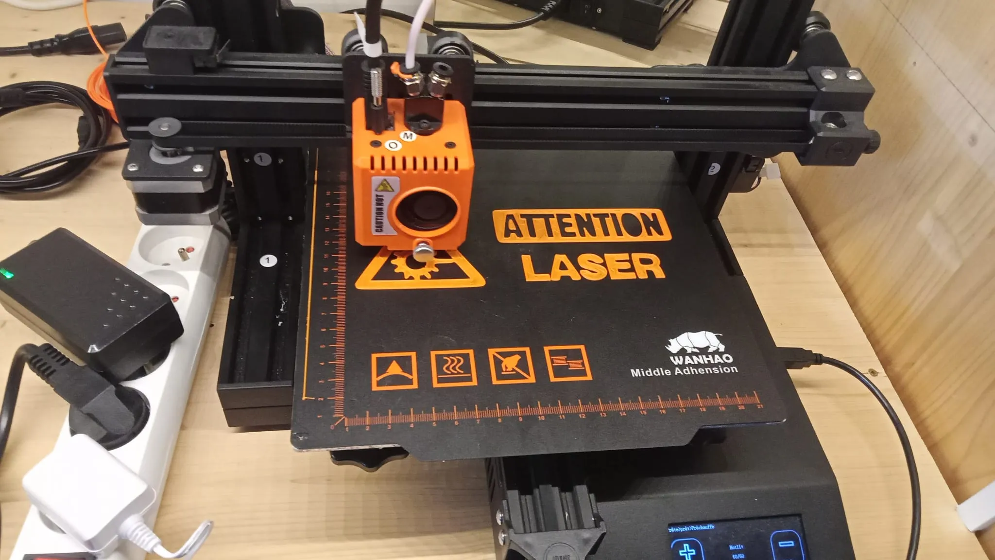 Biển báo "Cảnh báo laser" cho khu vực laser