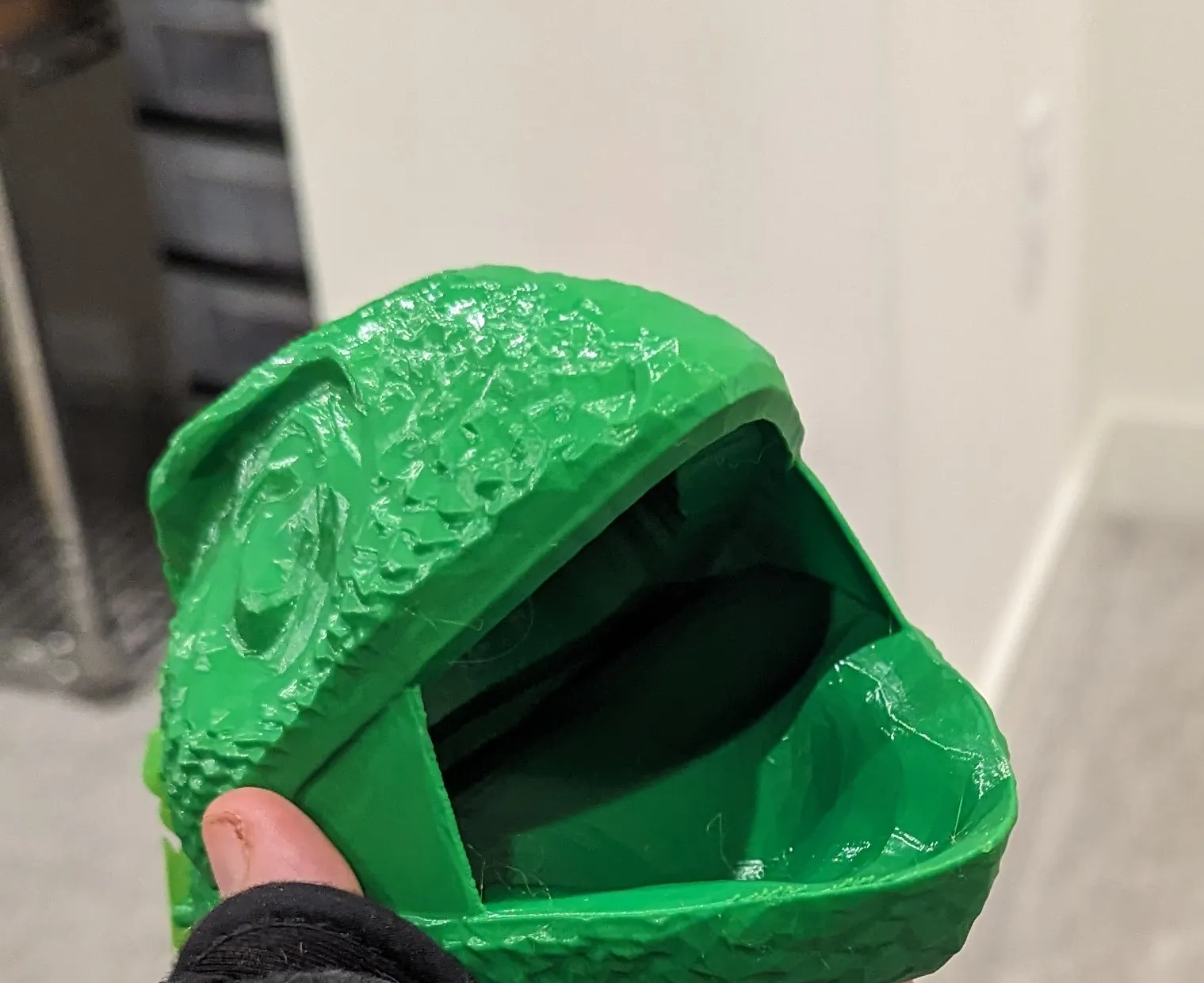 Đầu thằn lằn với miệng mở làm chậu cây