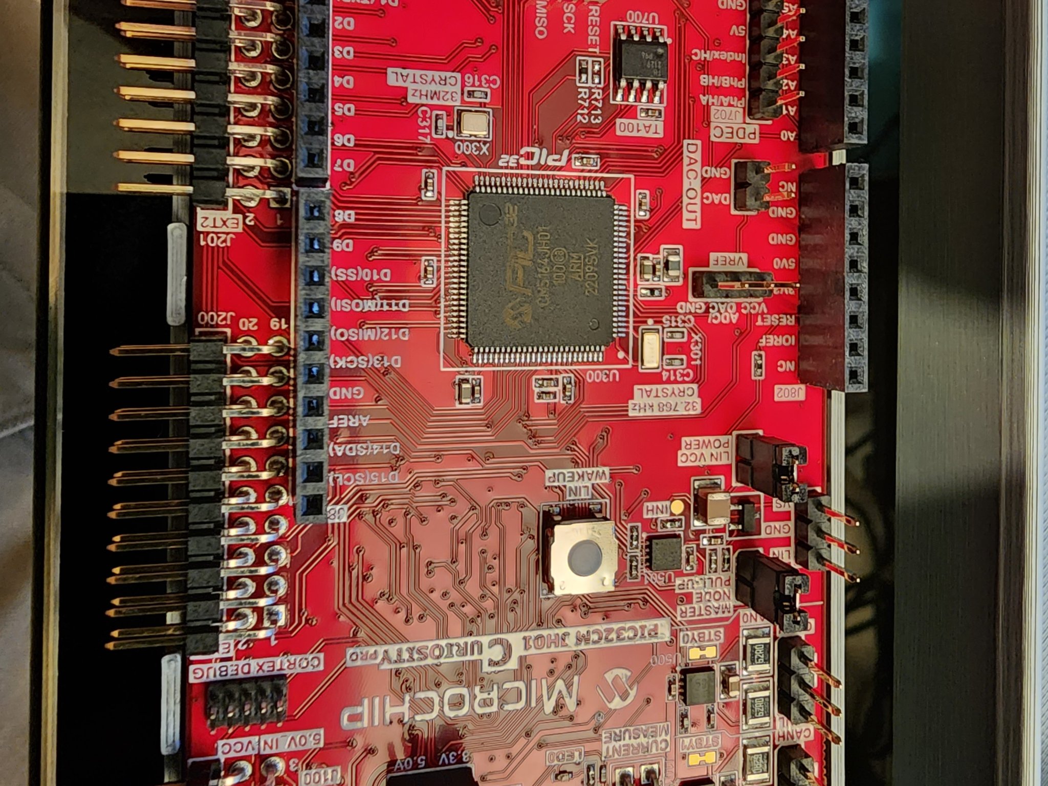 Vỏ bảo vệ bo mạch phát triển PIC32CM của Microchip