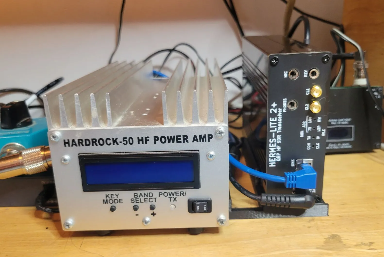 Giá đỡ cho máy phát Hermes Lite 2 và ampli Hard Rock 50