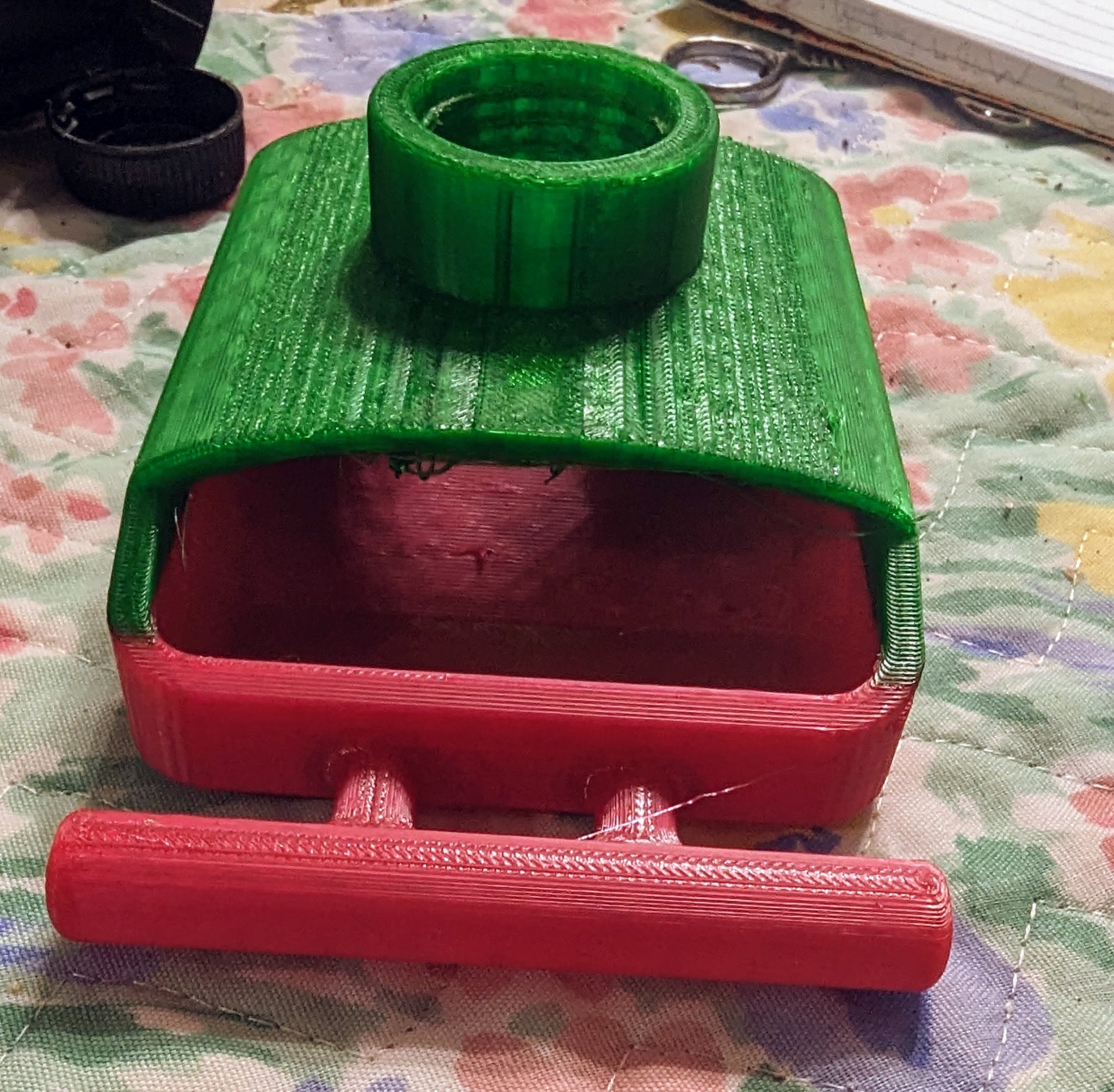 Đồ ăn cho chim từ chai soda với thiết kế tiện lợi