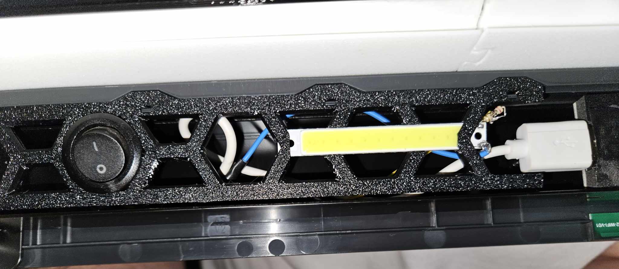 Bảng quản lý cáp USB Bambu Lab P1P với đèn LED