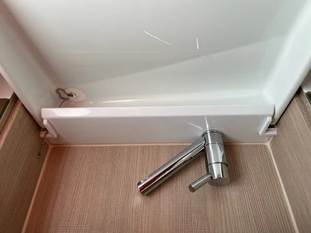 Rào chắn nước cho bồn rửa trong xe caravan Adria