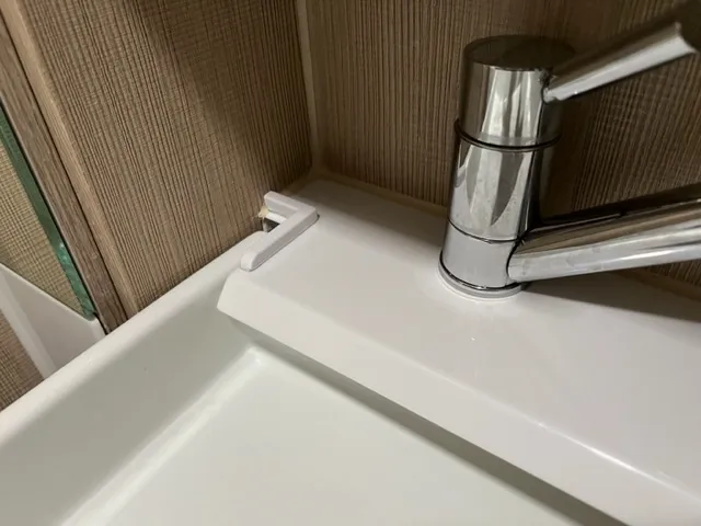 Rào chắn nước cho bồn rửa trong xe caravan Adria