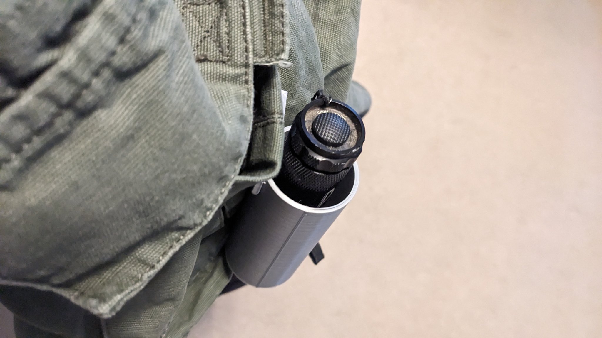 Giá đỡ đèn pin gắn Velcro cho quần cargo