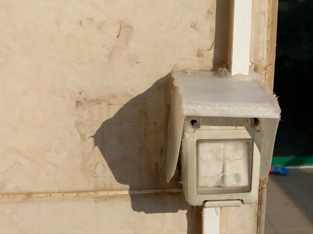 Bộ che công tắc ngoài trời chống nắng cho nhà bạn