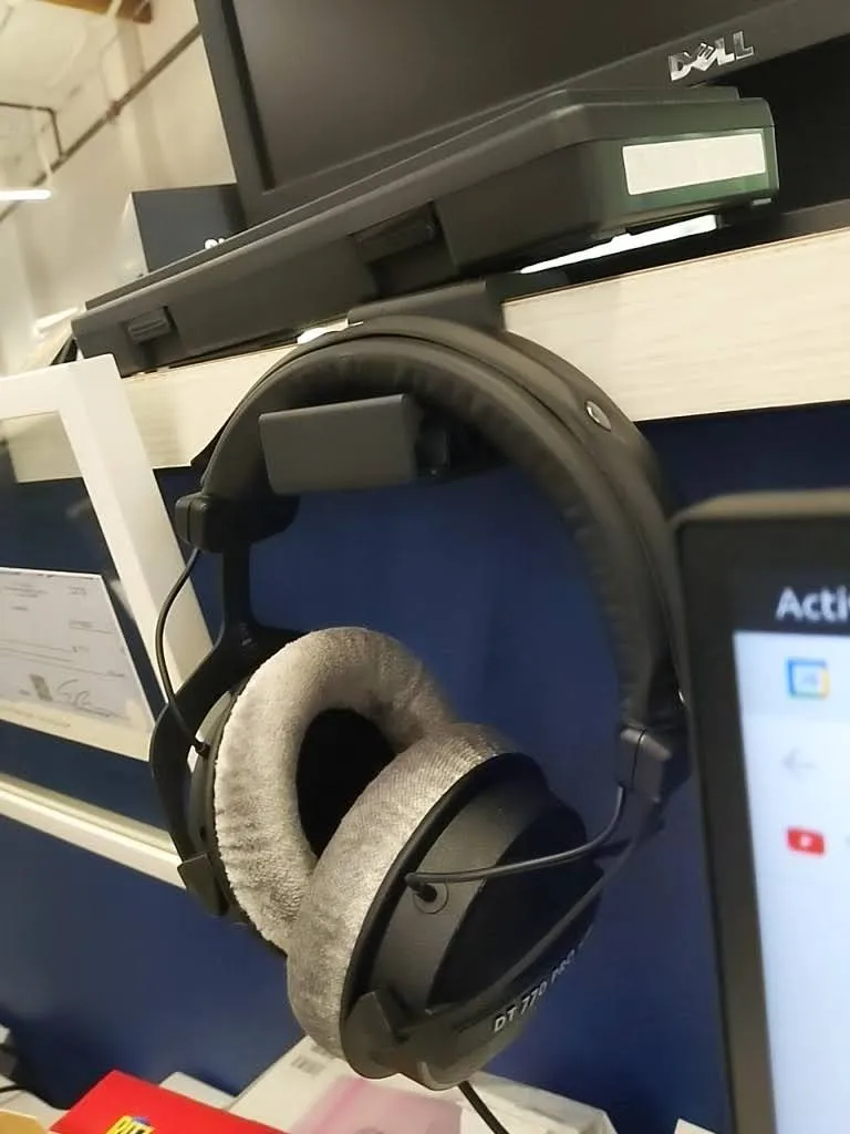 Giá đỡ tai nghe đơn giản cho kệ sách