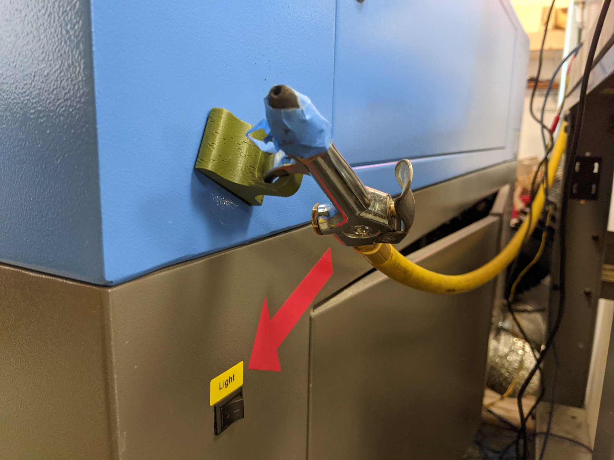 Giá đỡ vòi nén khí cho xưởng làm việc