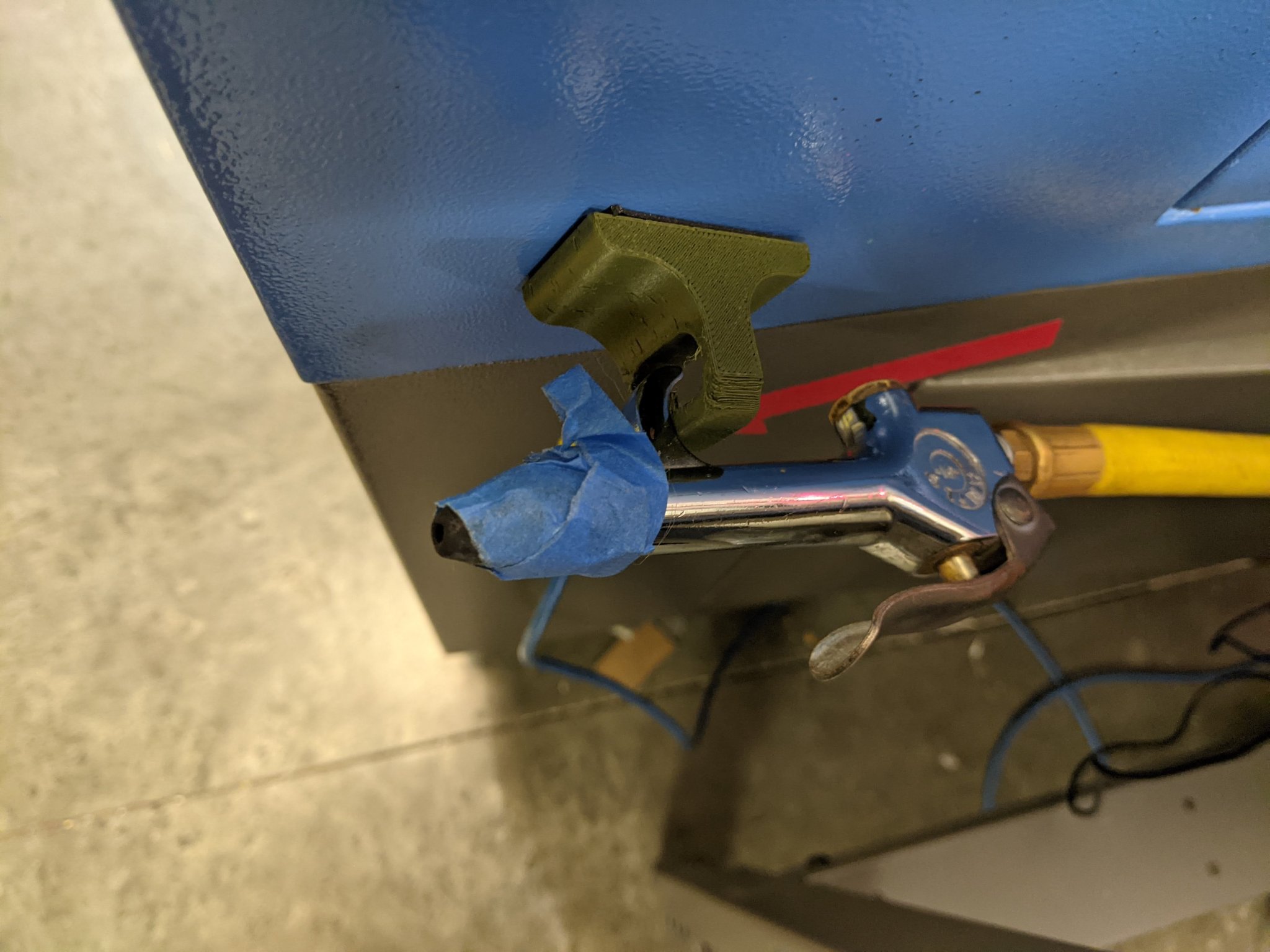 Giá đỡ vòi nén khí cho xưởng làm việc