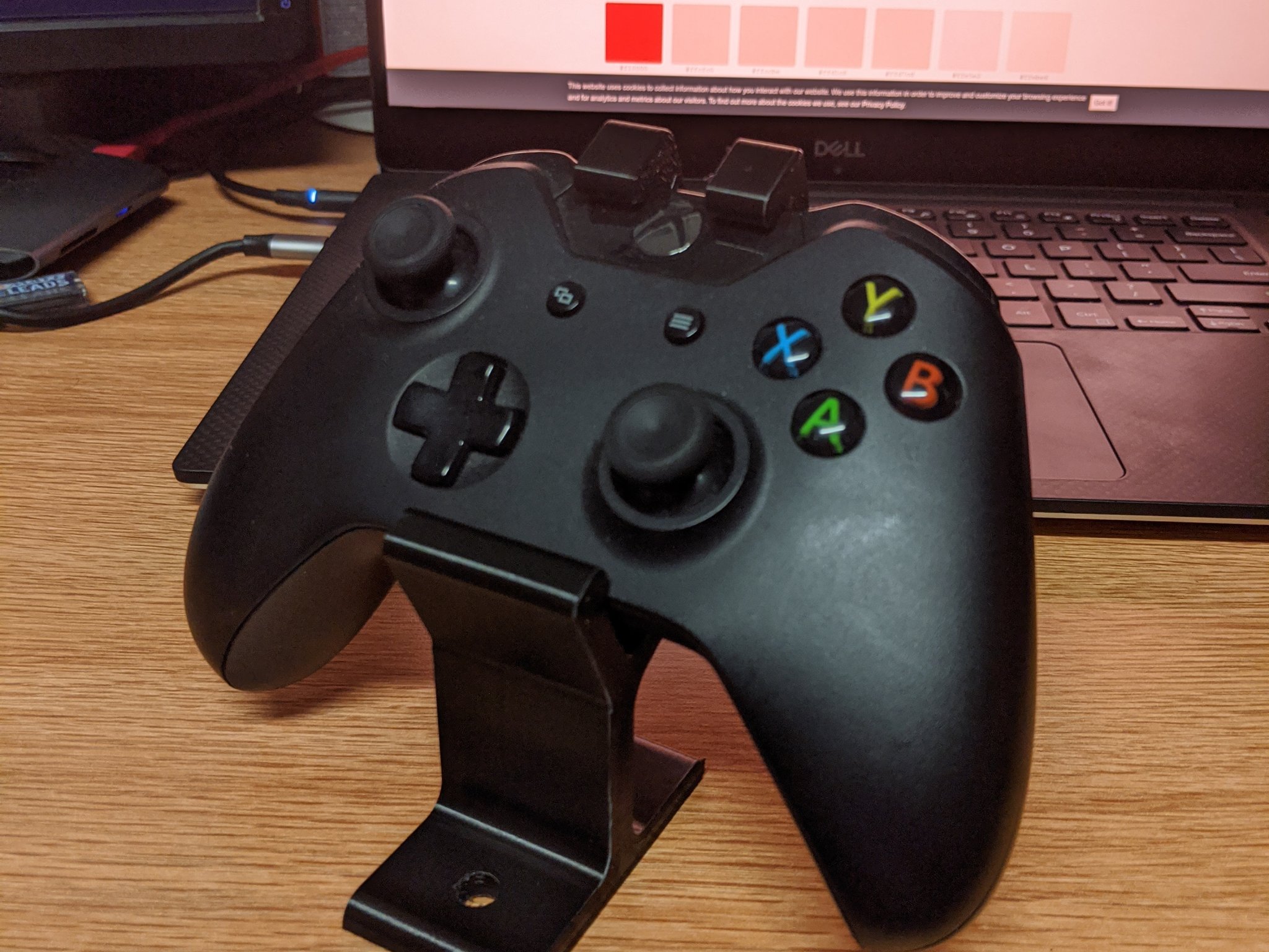 Giá đỡ điều khiển Xbox với lỗ gắn chắc chắn