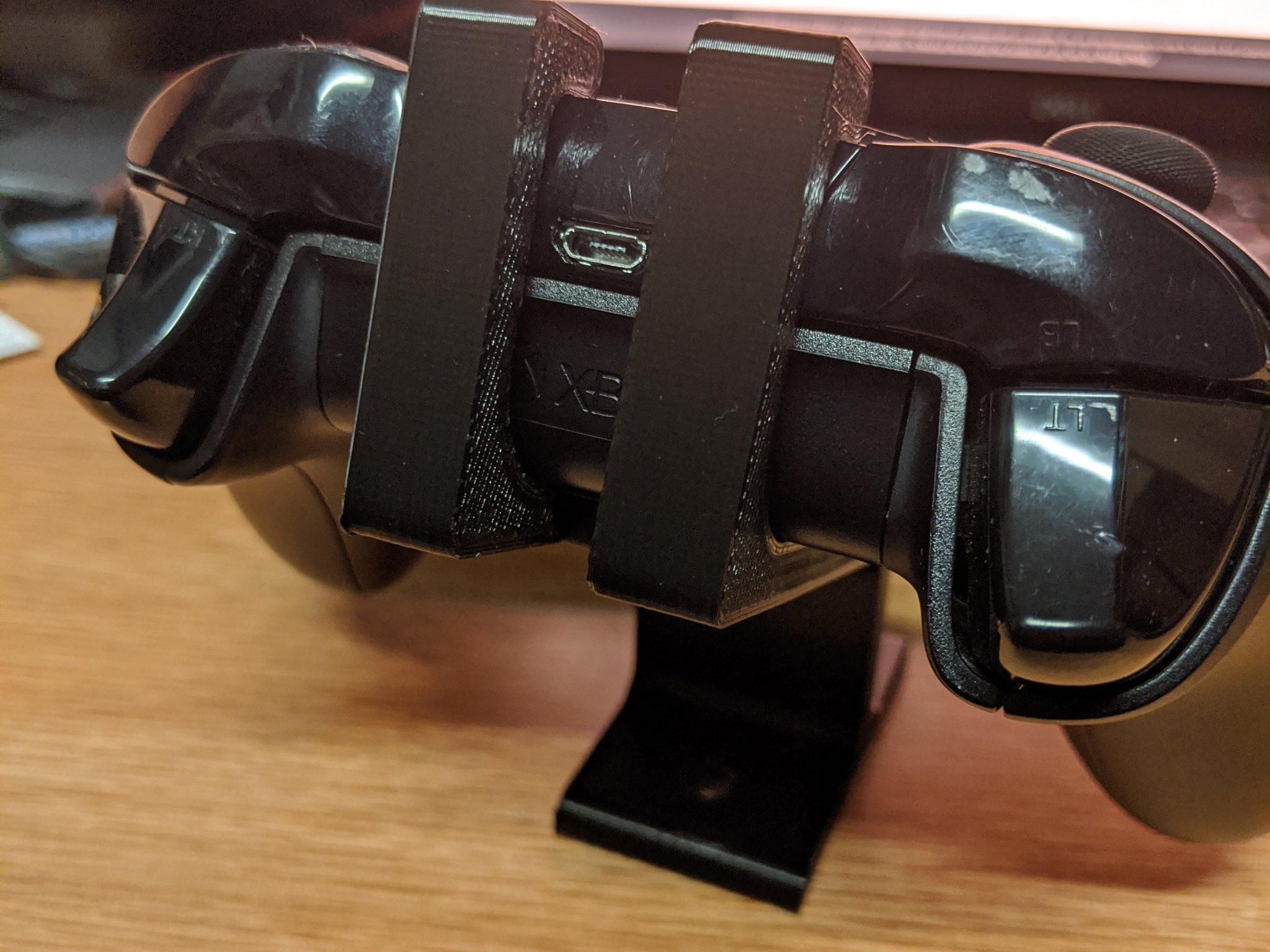 Giá đỡ điều khiển Xbox với lỗ gắn chắc chắn