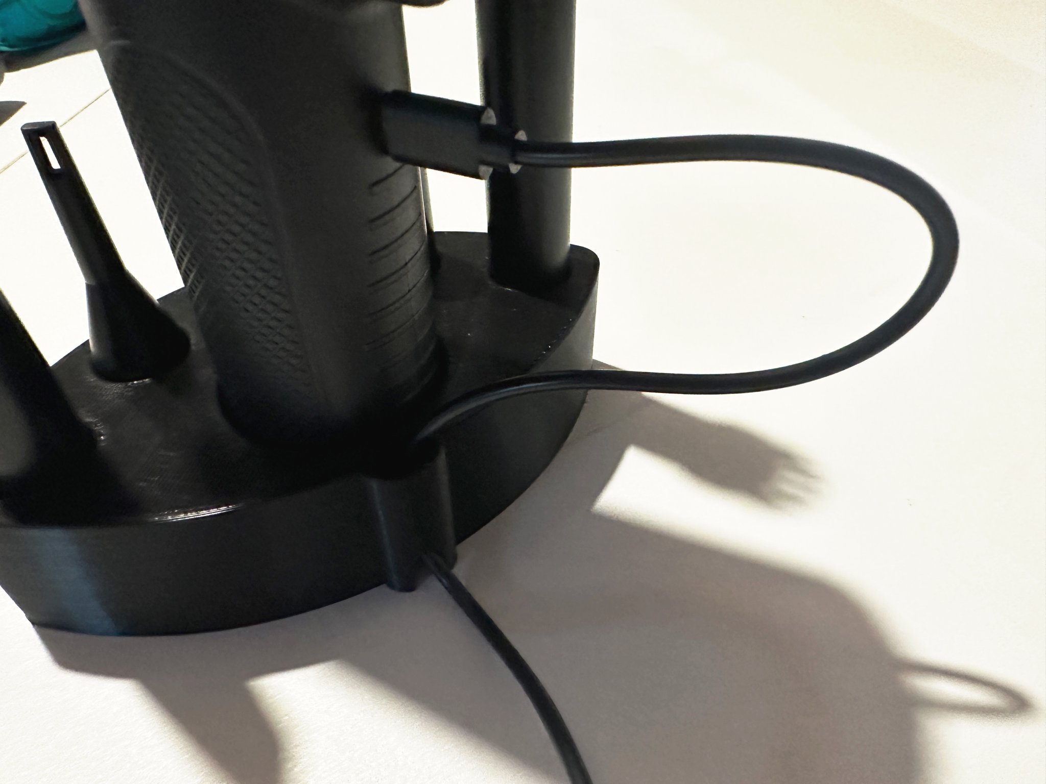 Đế sạc cho máy thổi khí Yomile với phụ kiện kèm theo