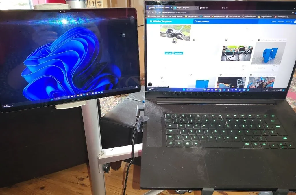 Giá đỡ ThingyClub cho màn hình phụ hoặc máy tính bảng