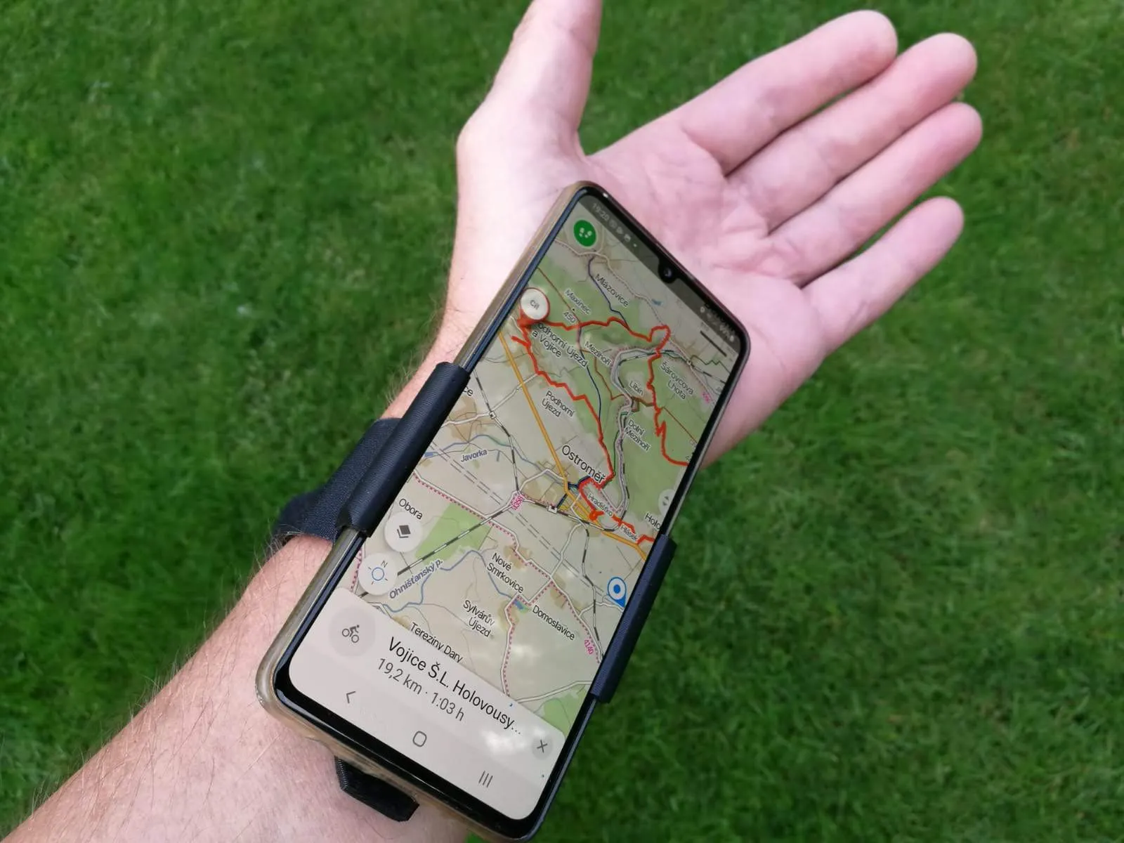 Giá đỡ điện thoại gắn trên cổ tay bằng băng dính Velcro