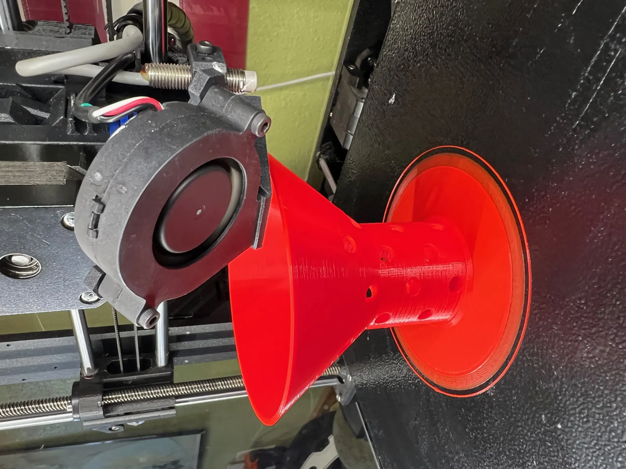 Chậu cây tự tưới nước cải tiến với khả năng xoay