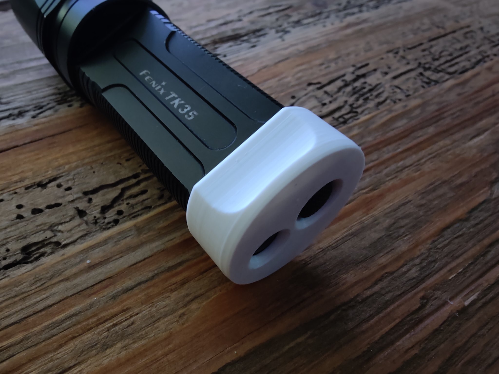 Giá đỡ đèn pin Fenix TK35 tiện lợi và dễ sử dụng