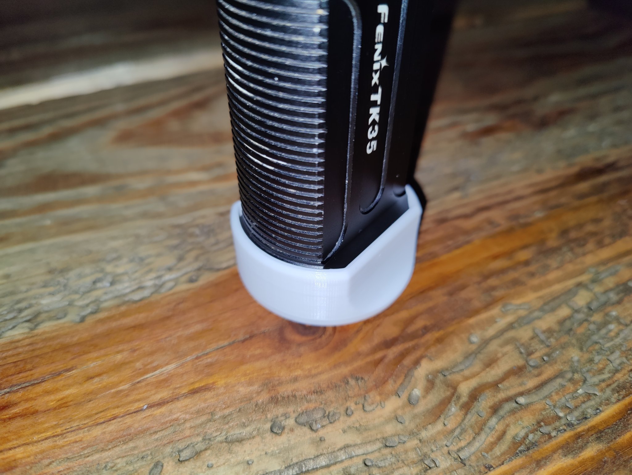 Giá đỡ đèn pin Fenix TK35 tiện lợi và dễ sử dụng