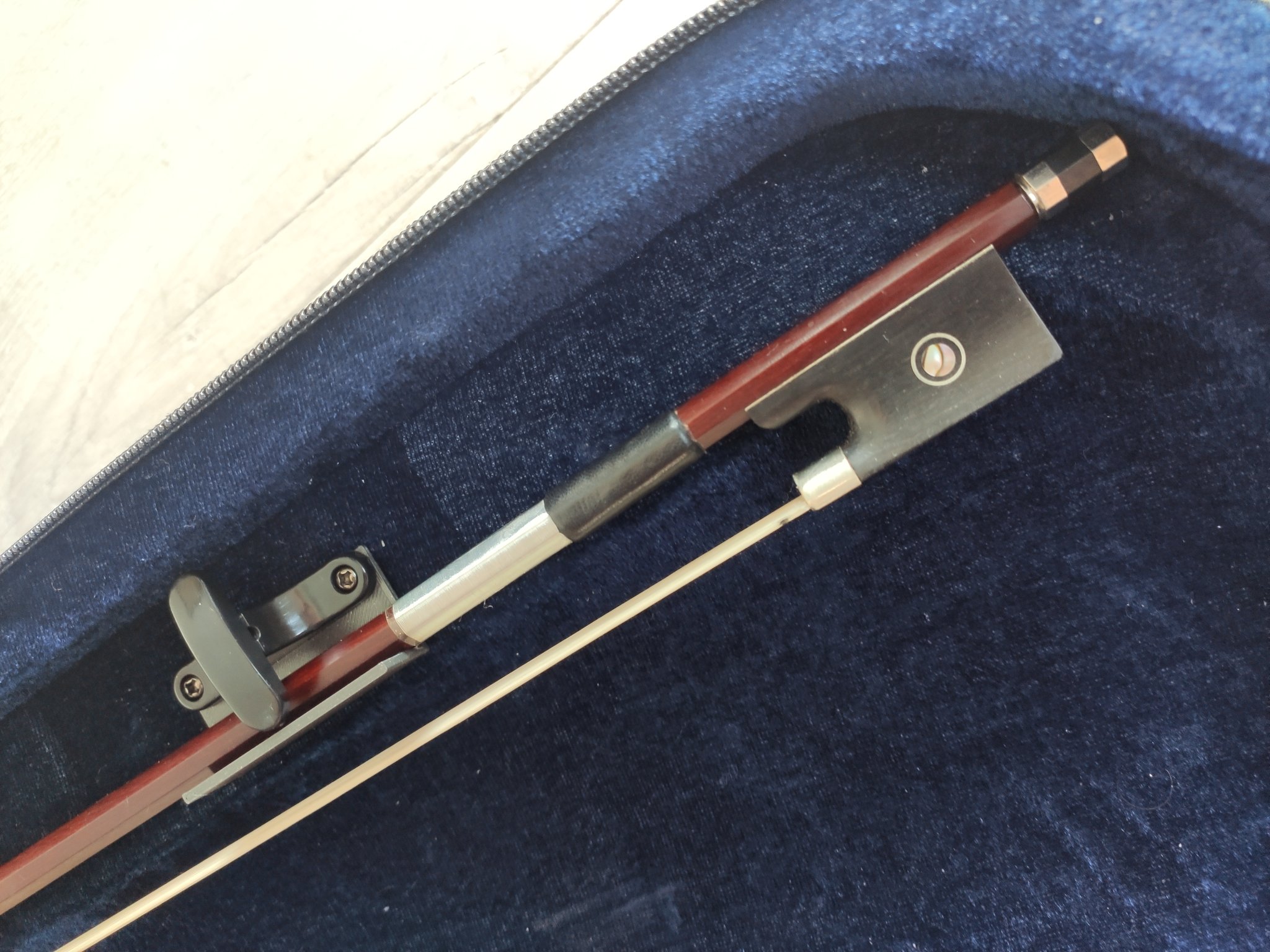 Bộ điều chỉnh khóa cho vĩ cầm trong hộp đựng