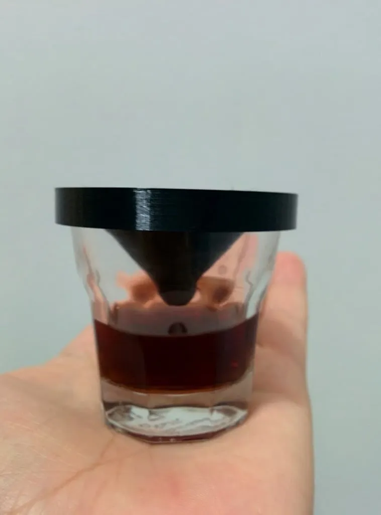 Bẫy ruồi trái cây bằng cốc shot đơn giản