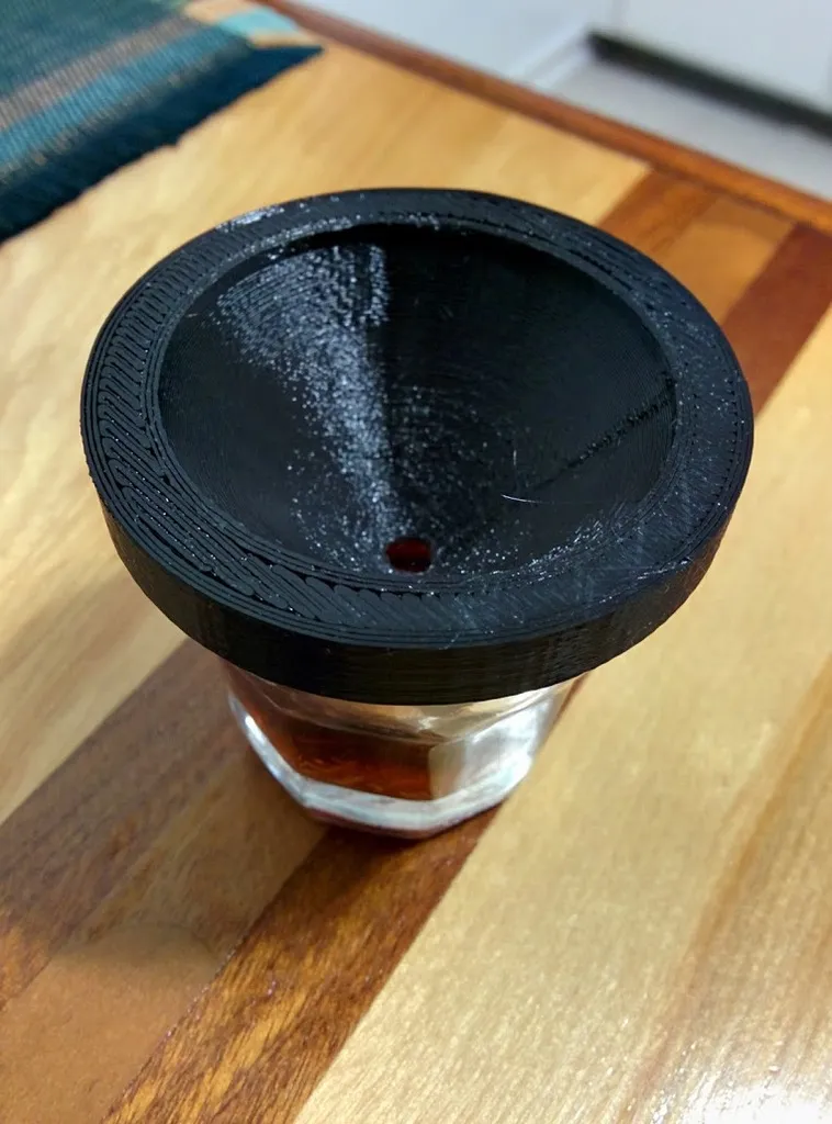 Bẫy ruồi trái cây bằng cốc shot đơn giản