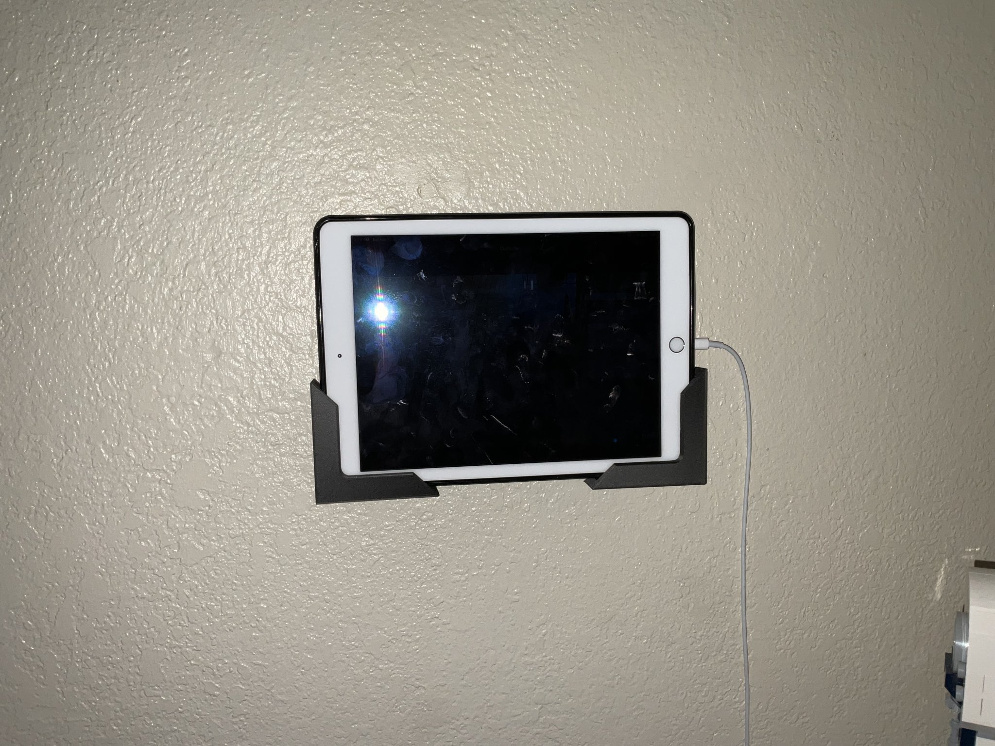 Giá đỡ treo tường cho iPad Air 2 với thiết kế vừa vặn