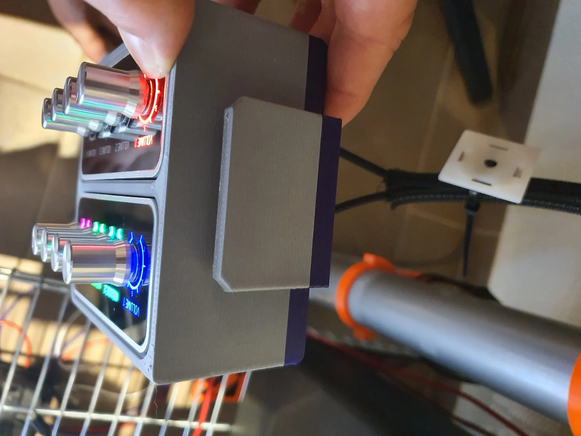 Giá đỡ mini PC Panel đôi lắp dưới bàn