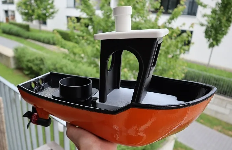Tàu kéo RC Benchy trang bị động cơ drone
