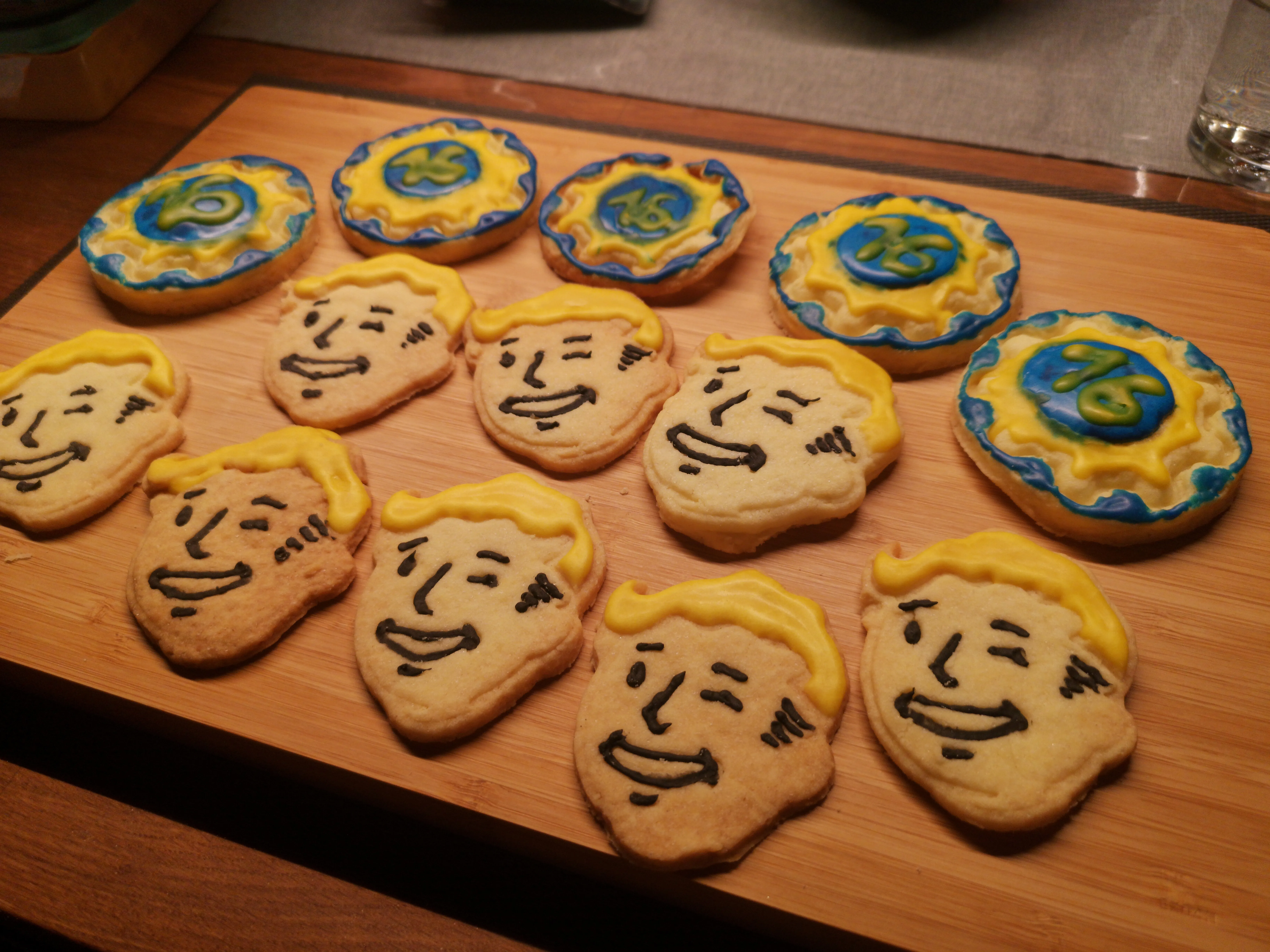 Cutter bánh quy hình nhân vật Vault Boy và cửa Vault