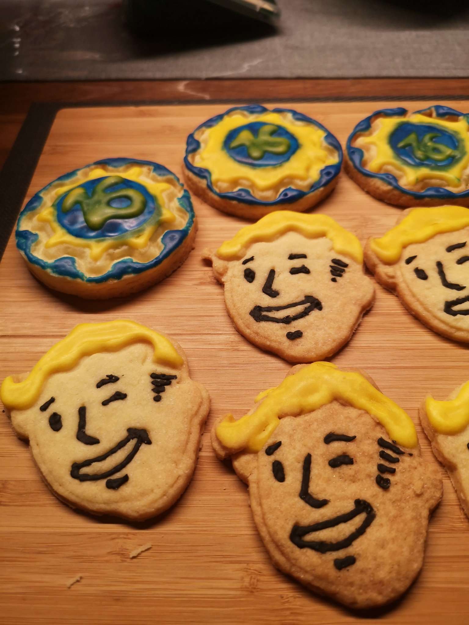 Cutter bánh quy hình nhân vật Vault Boy và cửa Vault