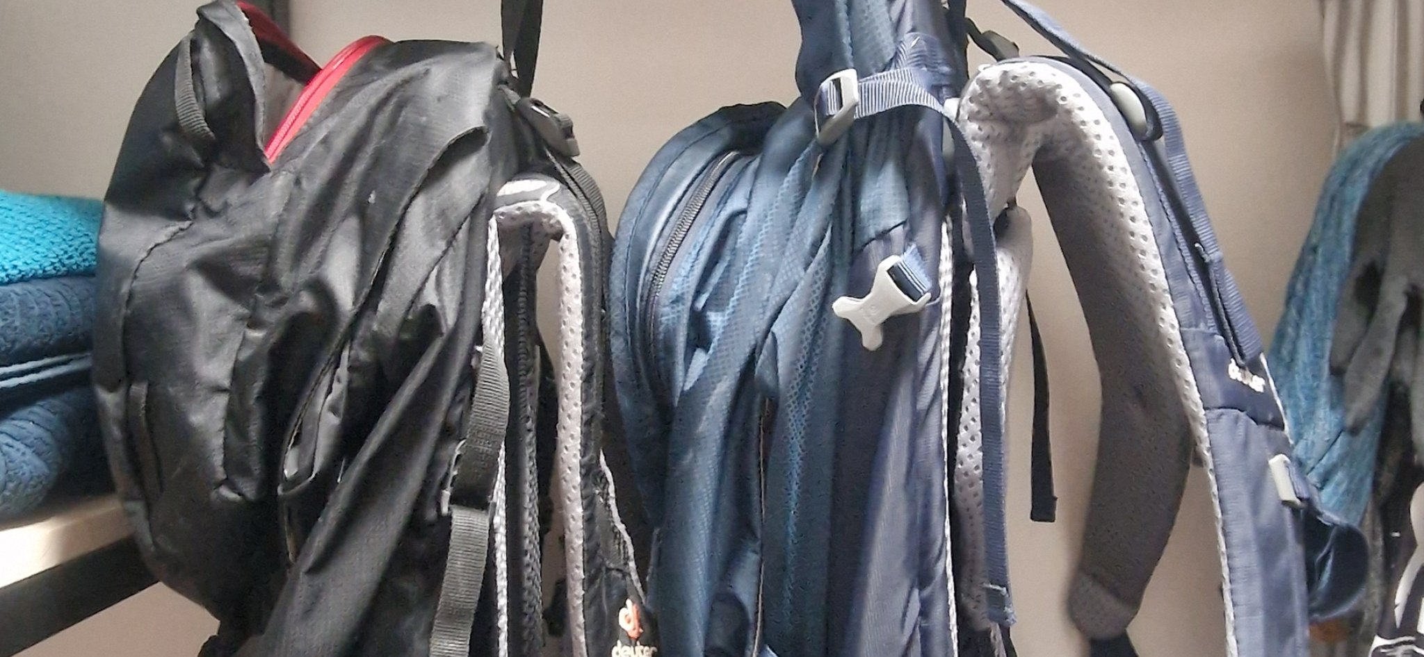 Móc treo ba lô thiết kế tối giản cho không gian tiết kiệm