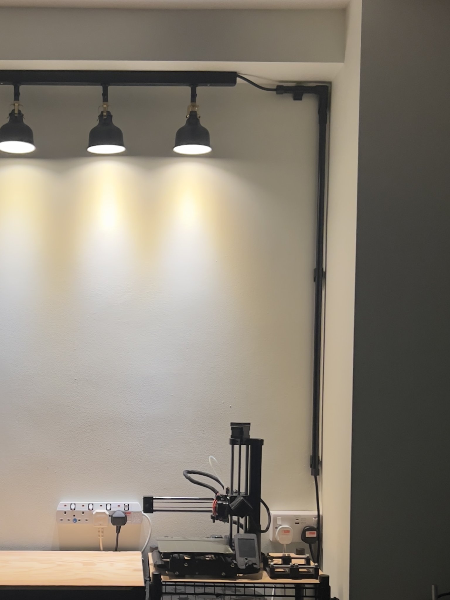 Phụ kiện và giá đỡ ống dẫn điện 20mm cho ban công