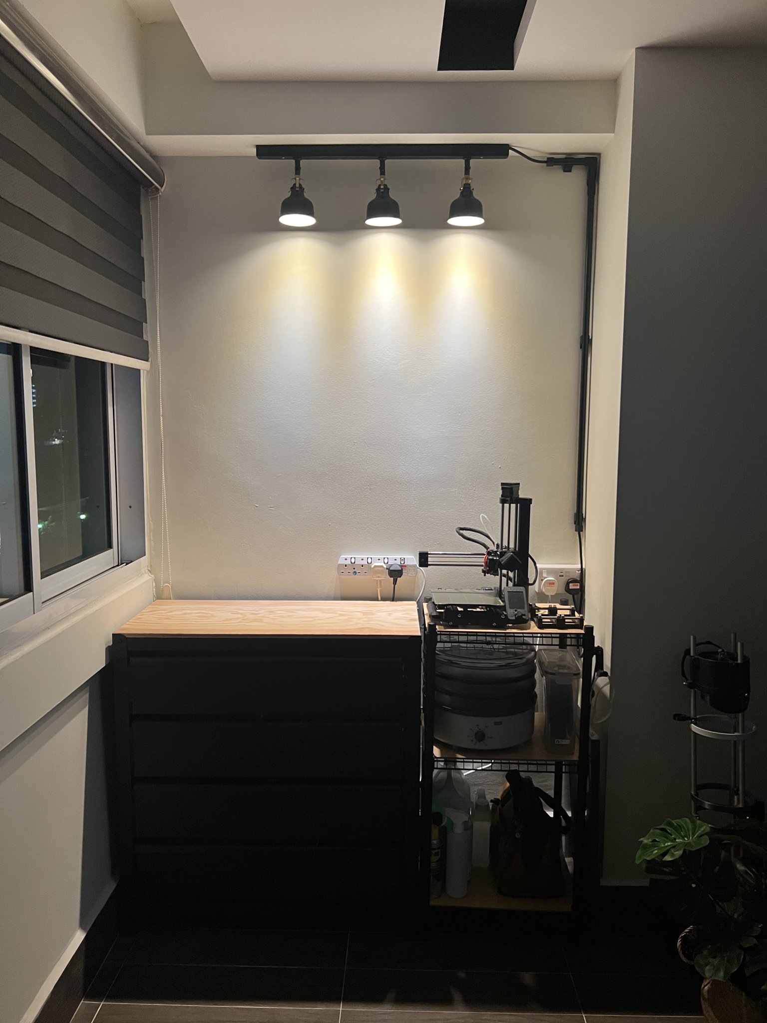 Phụ kiện và giá đỡ ống dẫn điện 20mm cho ban công