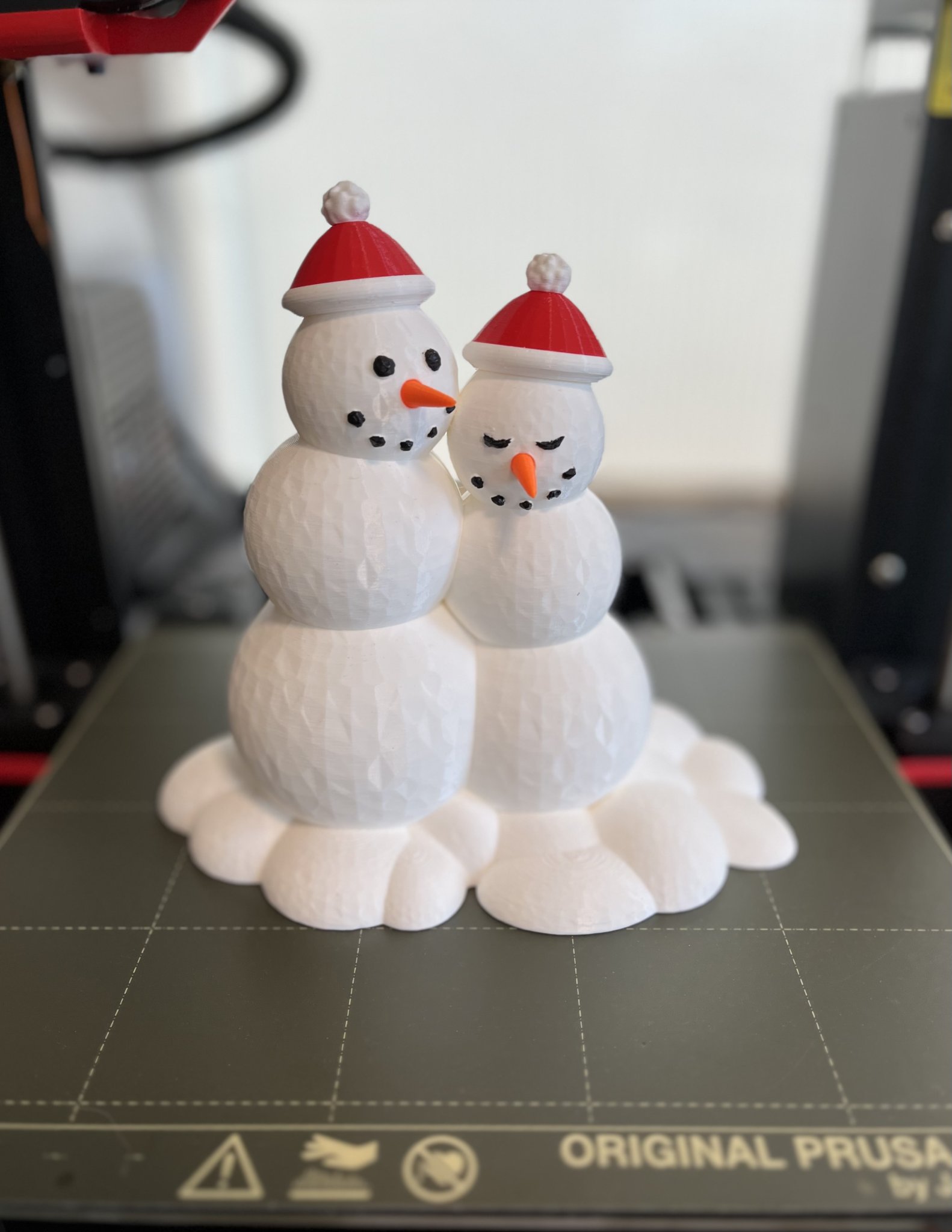 Cặp đôi tuyết ôm nhau ấm áp trong mùa Giáng sinh