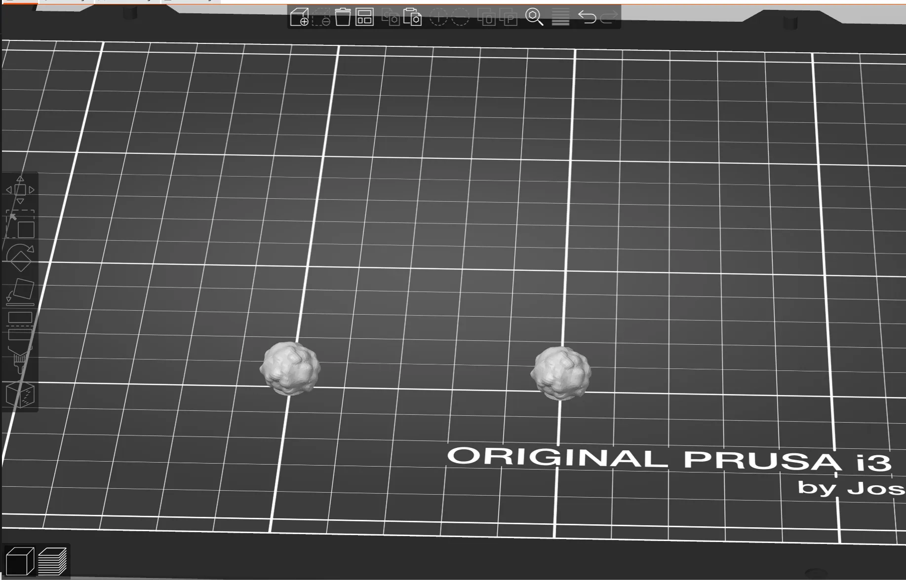 Cặp đôi tuyết ôm nhau ấm áp trong mùa Giáng sinh