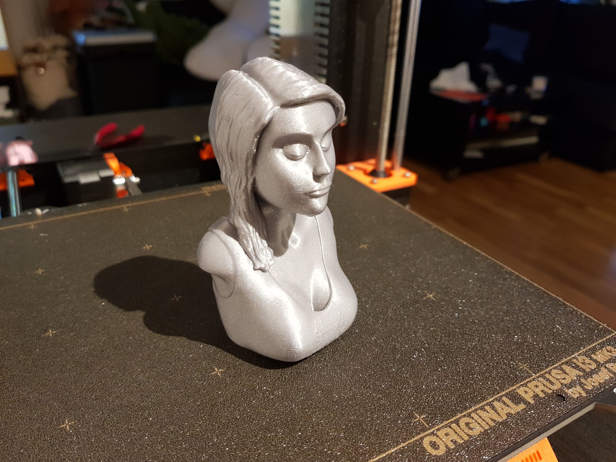 Tượng phụ nữ đơn giản với hỗ trợ cho cằm