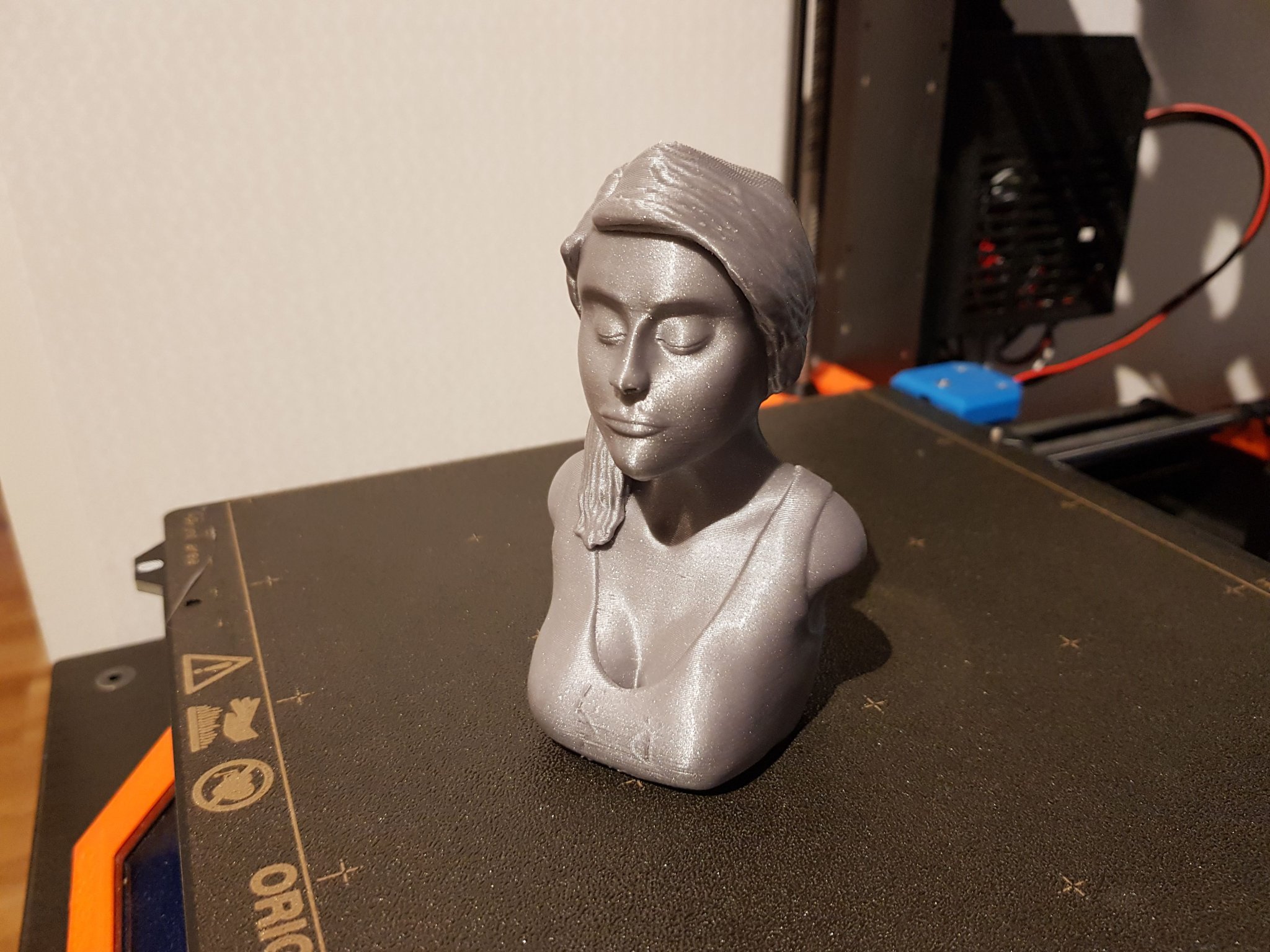 Tượng phụ nữ đơn giản với hỗ trợ cho cằm