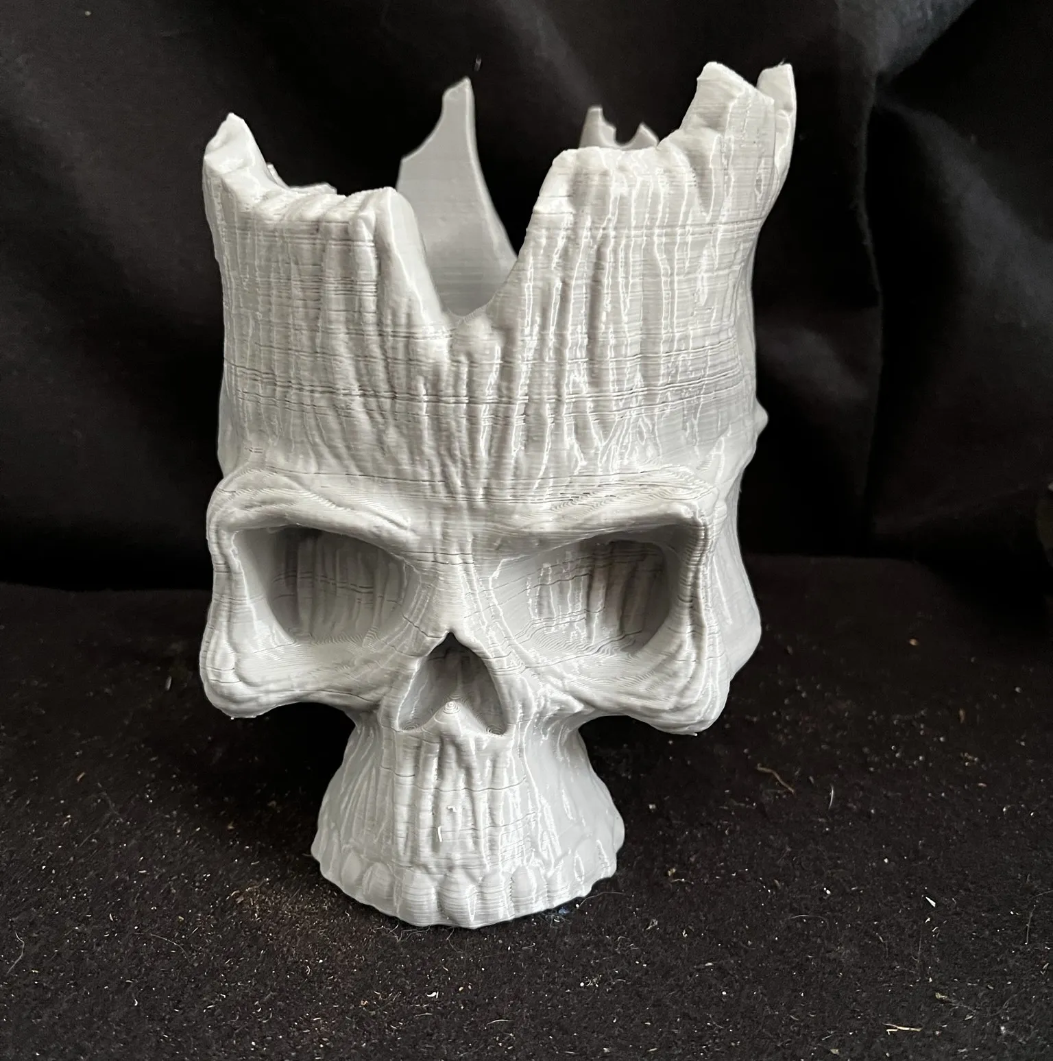 Đầu lâu thần gỗ với lỗ thoát nước cho cây trồng