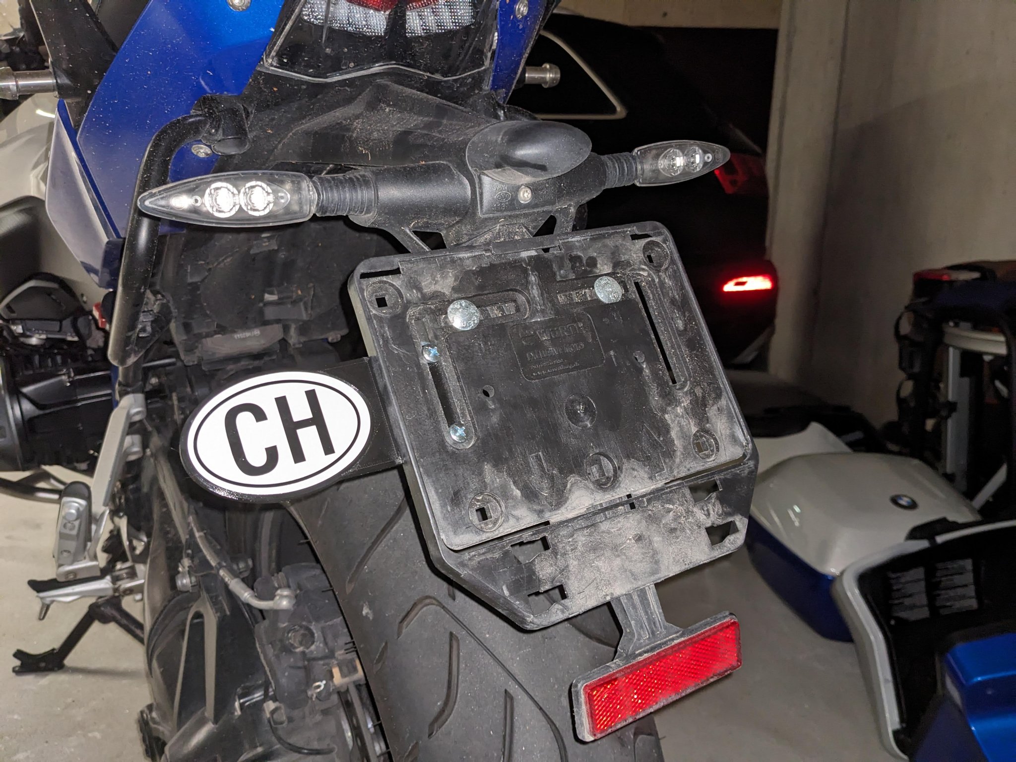 Giá đỡ biểu tượng quốc gia cho xe máy tại Thụy Sĩ