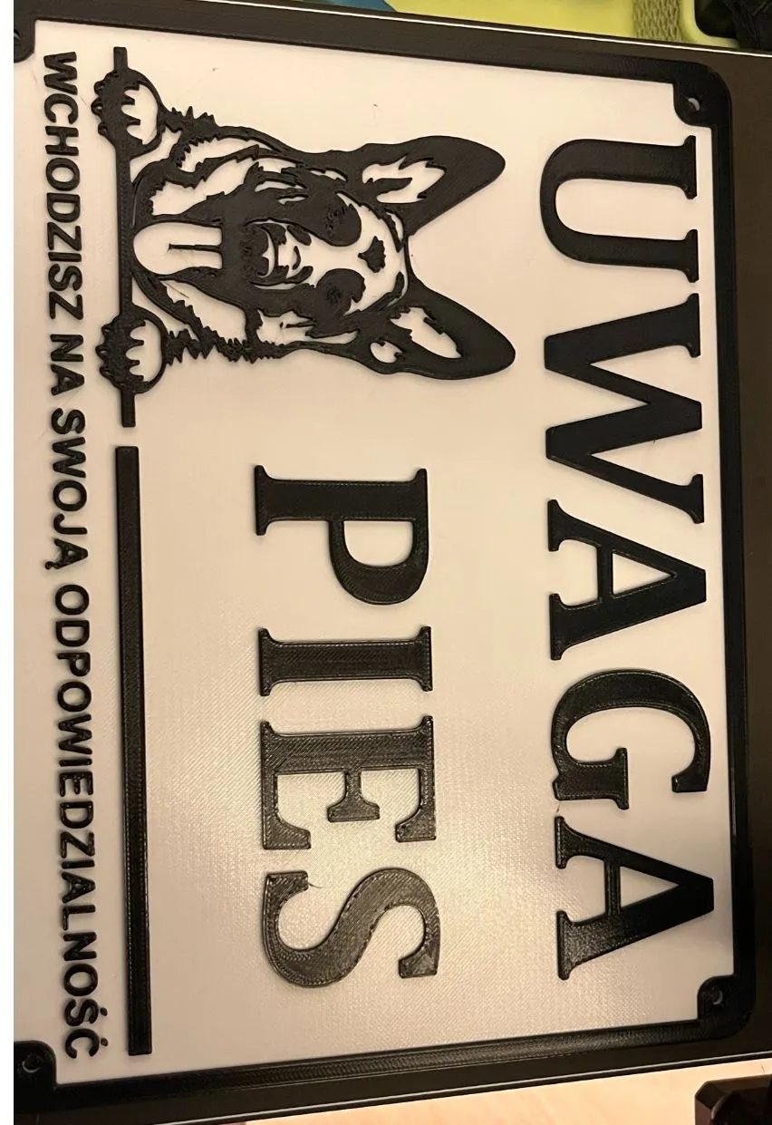 Biển báo "Uwaga Pies" cho cổng ra vào