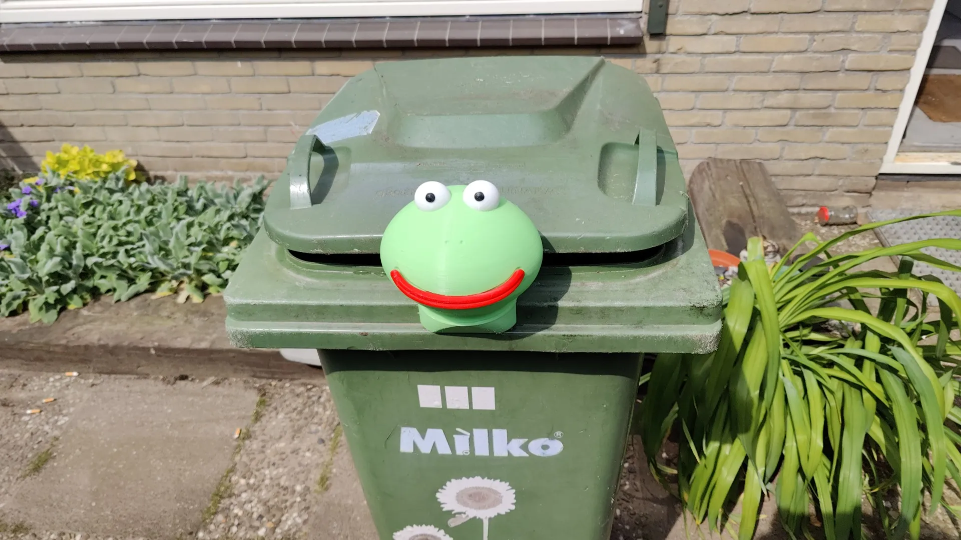 Kermit - Trợ lý không khí cho thùng rác