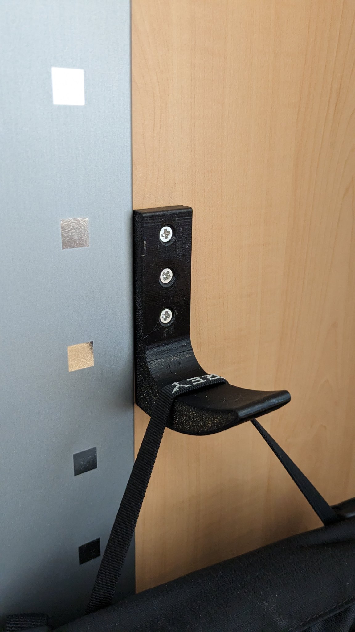 Giá đỡ ba lô đơn giản cho không gian gọn gàng