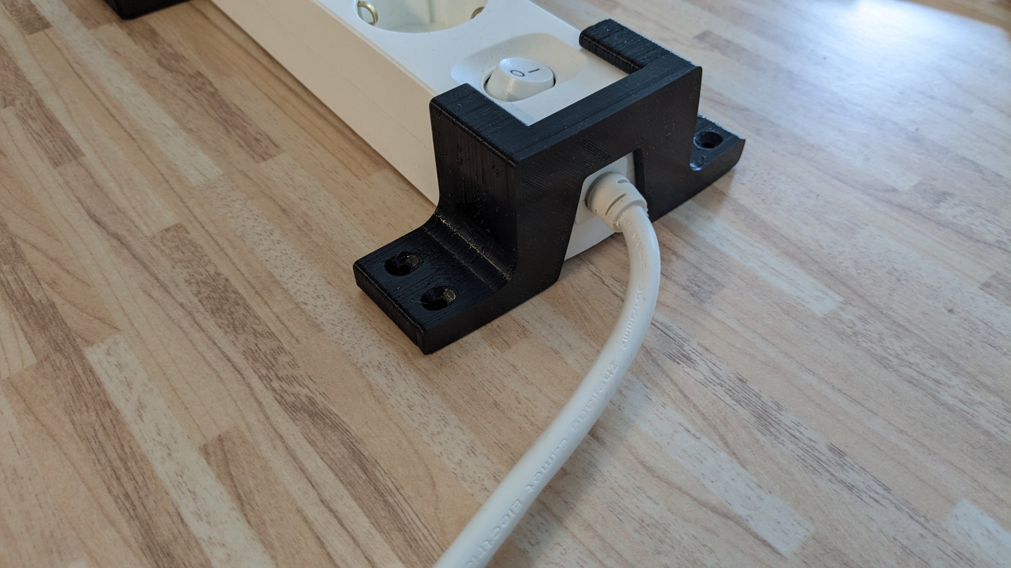 Giá đỡ ổ cắm điện 3 ngả với khe cắm USB và dây cáp