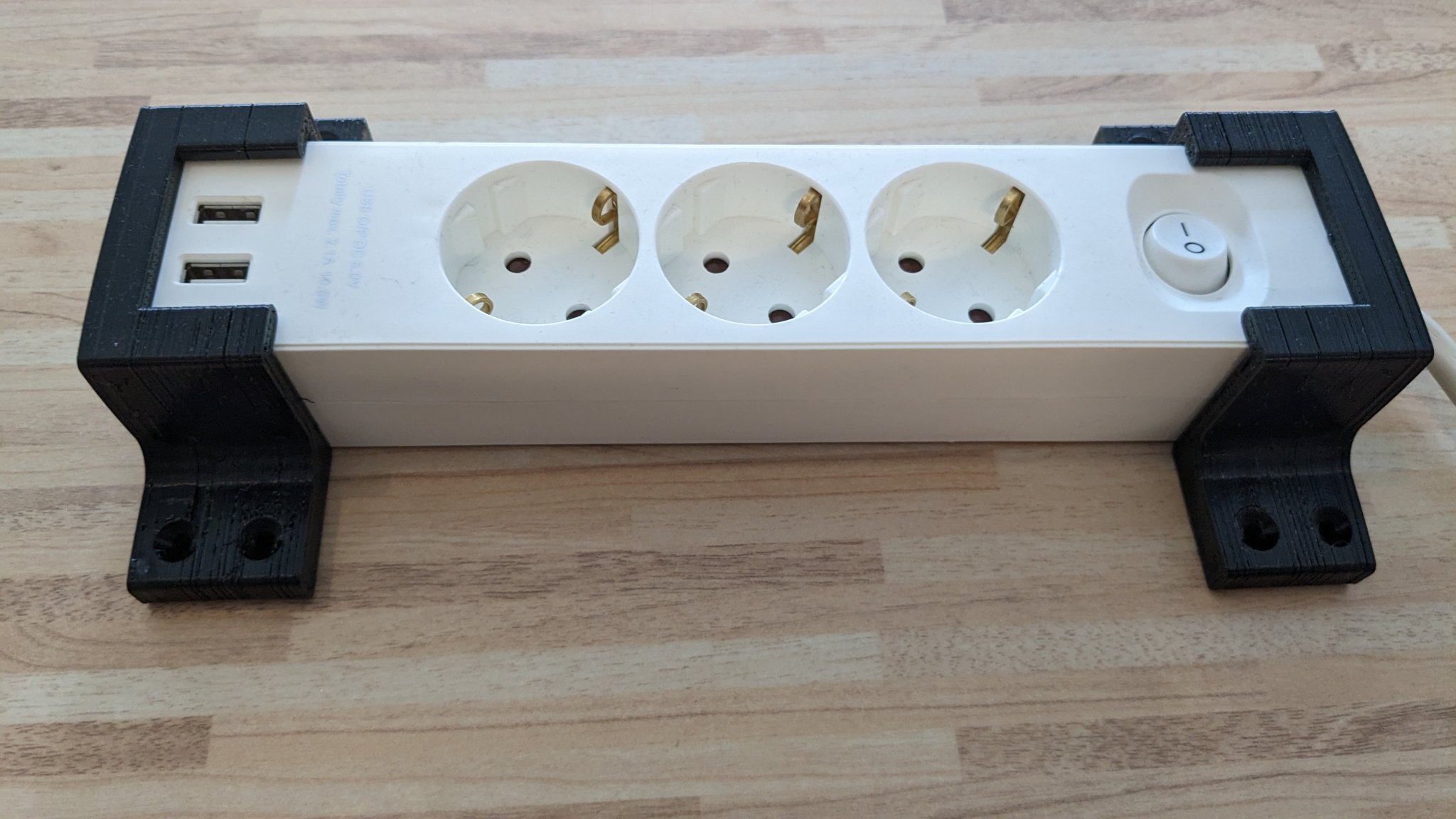 Giá đỡ ổ cắm điện 3 ngả với khe cắm USB và dây cáp