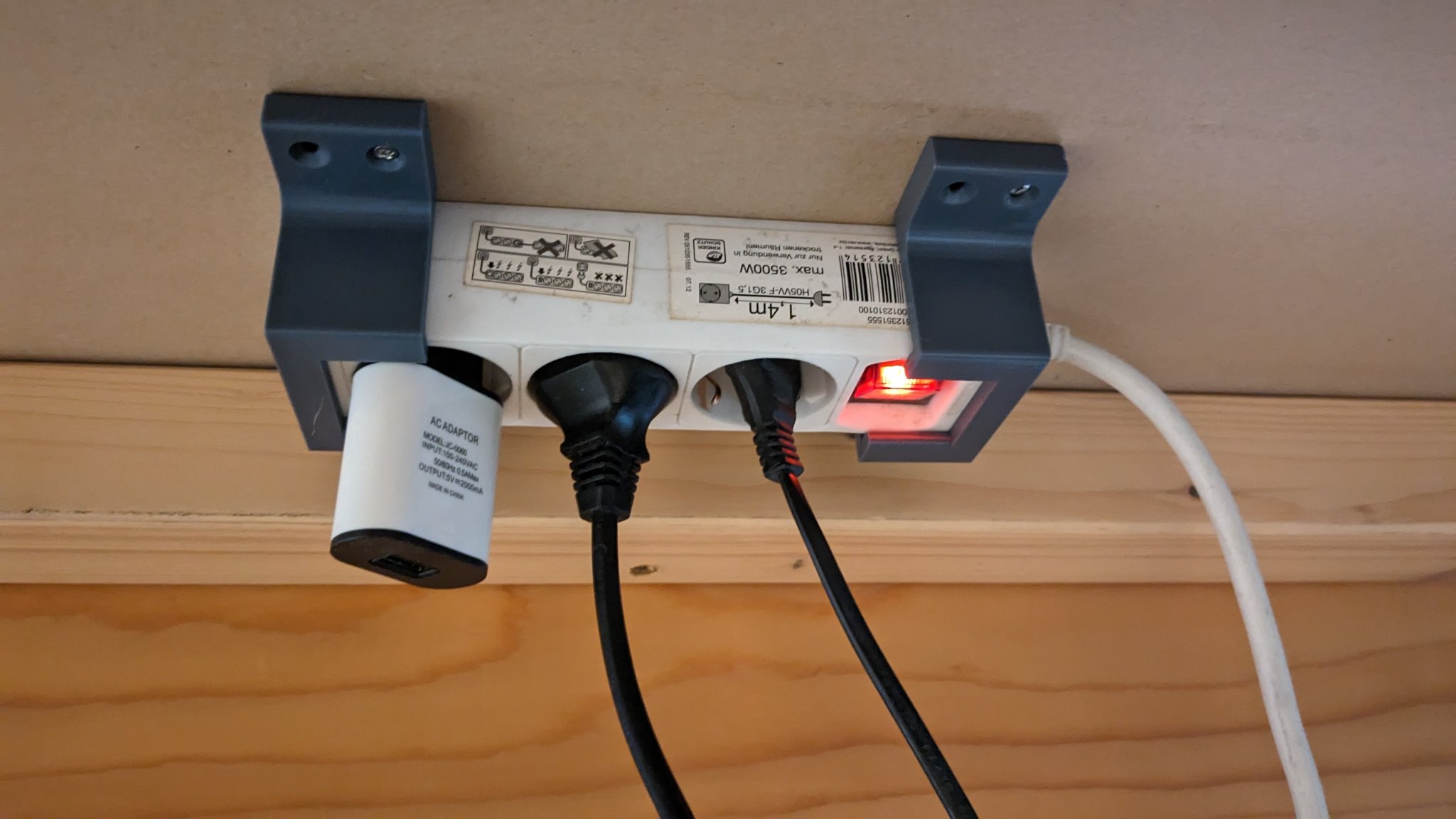 Giá đỡ ổ cắm 3 chấu với khe cắm USB và dây dẫn