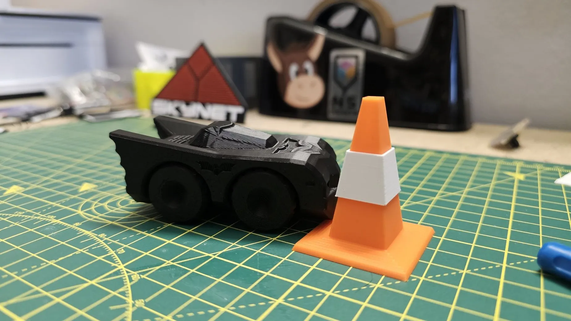 Côn giao thông low poly đơn giản in 2 phần