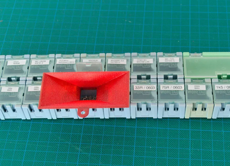 Phễu hình chữ nhật không đối xứng cho hộp linh kiện